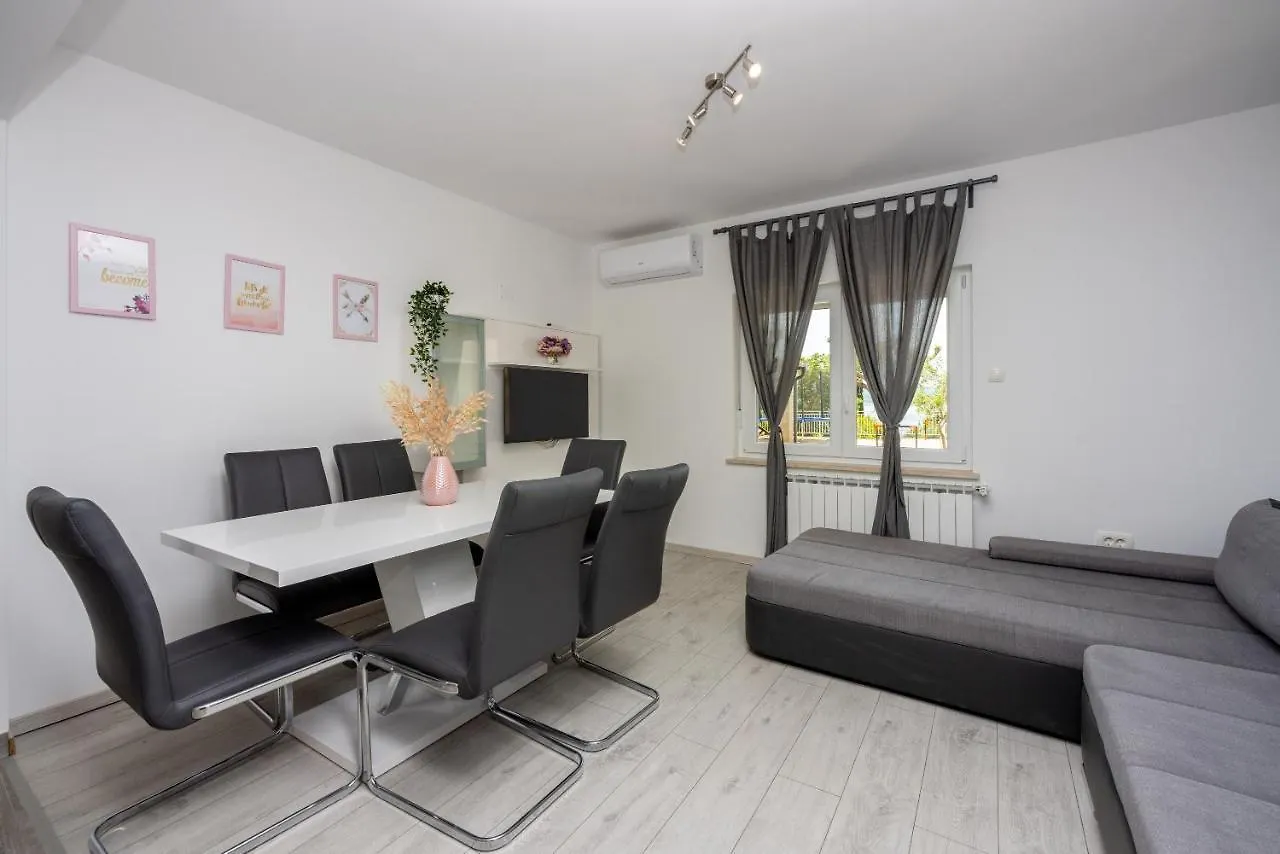 Apartments Luna Dramalj