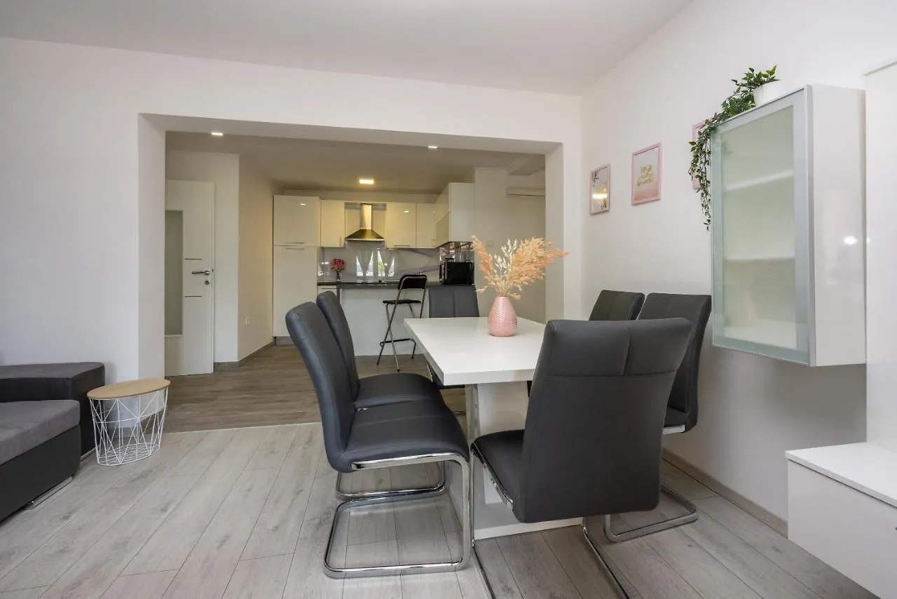 Apartments Luna Dramalj